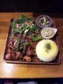 郡山市桑野のBRUTAL KITCHEN おぐろさんで鶏肉とアスパラとじゃがいもの自家製BBQソース炒めセット 大きな鶏肉に甘辛いバーベキューソースがからんでうまい アスパラとじゃがいもの食感もいいで