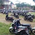 schoolの駐車場、バイクも一家に1台じゃなく、One person1台かも?